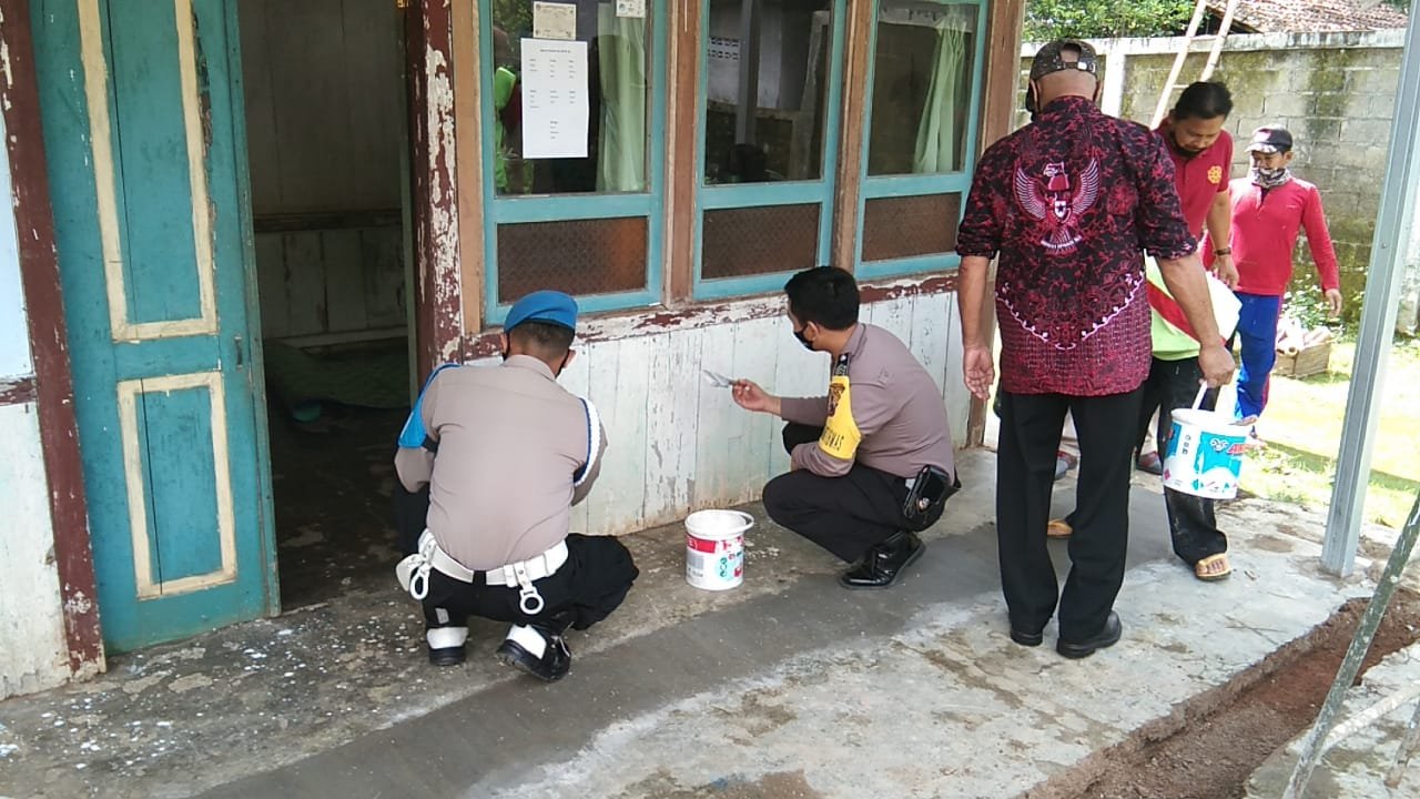 GOTONG-Royong. Jajaran Polsek Kaliwiro bersama DSBS dan perangkat desa Kemiriombo tengah bergotong-royong mengecat rumah warga.