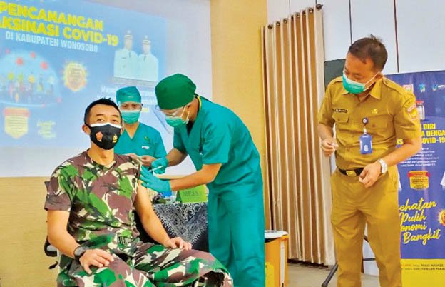 DIVAKSIN. Komandan Kodim (Dandim) 0707/Wonosobo, Letkol CZI Wiwid Wahyu Hidayat menjadi orang pertama penerima vaksin sinovac.