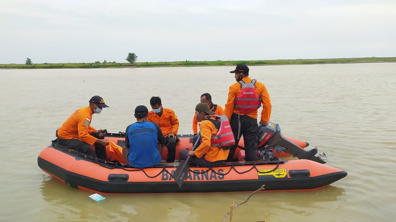 PENCARIAN. Tim SAR Gabungan melakukan pencarian terhadap nelayan yang hilang di Pantai Tanggulangin Kecamatan Klirong Kabupaten Kebumen, kemarin. (istimewa)