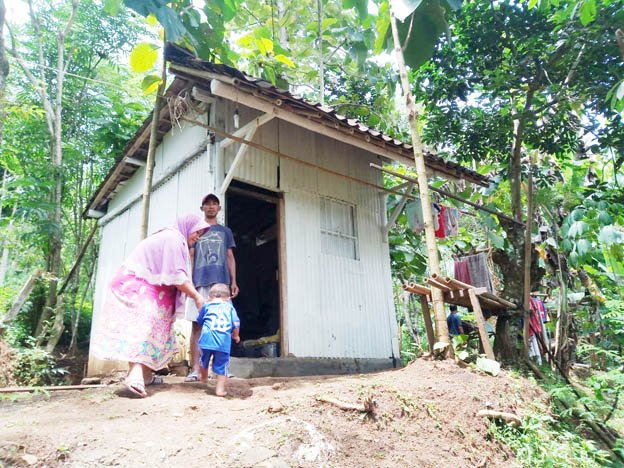 BERTAHAN HIDUP. Sepasang suami istri dan anak balita bertahan hidup di sebuah gubuk di tengah kebun di wilayah Dusun Kedungdawa Desa Trirejo Kecamatan Loano Kabupaten Purworejo.