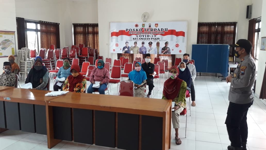 PENYERAHAN. Kartu Keluarga Sejahtera (KKS) diserahkan kepada Keluarga Penerima Manfaat, bertempat di aula kantor Kecamatan Pakis.