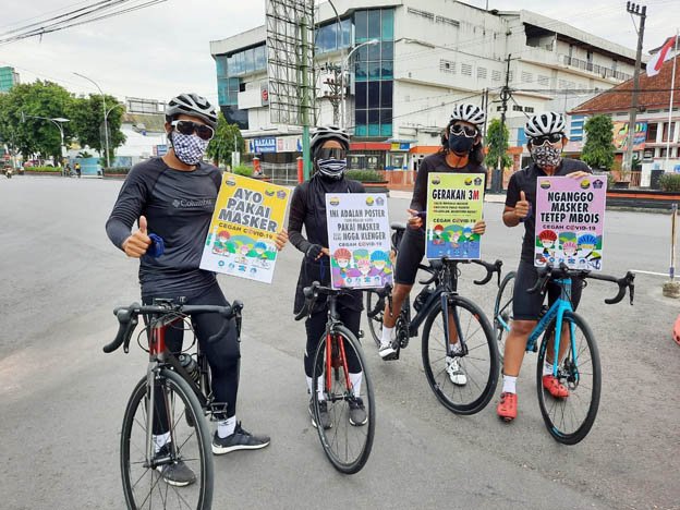 BAGI-BAGI MASKER. Komunitas pesepeda Magelang membagikan seribuan masker kepada para pengguna jalan maupun warga yang ditemui saat melakukan aktivitasnya di Kota Magelang,