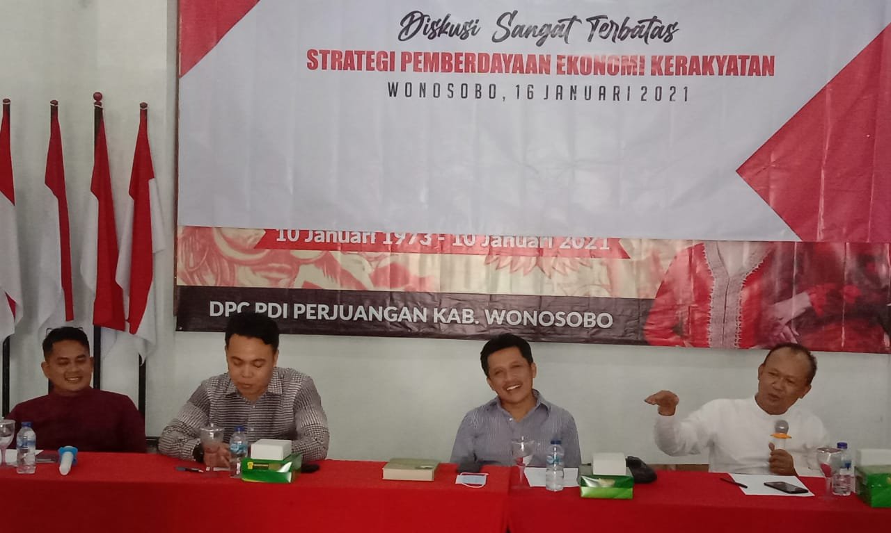 PEMBERDAYAAN. Diskusi terbatas bertema Strategi Pemberdayaan Ekonomi Kerakyatan di Panti Marhaen DPC PDI Wonosobo.