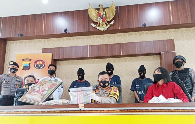 TUNJUKAN. Wakapolres Temanggung Kompol Hary Sutadi (tengah) menunjukkan barang bukti tindak kejahatan yang dilakukan oleh tersangka saat gelar perkara, 