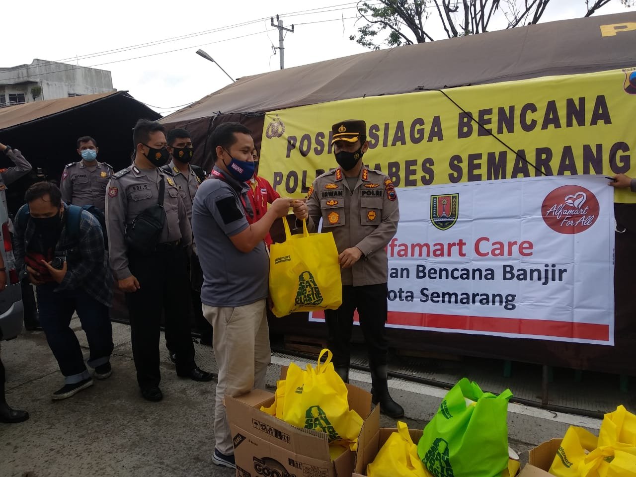 Polrestabes Semarang memberikan bantuan