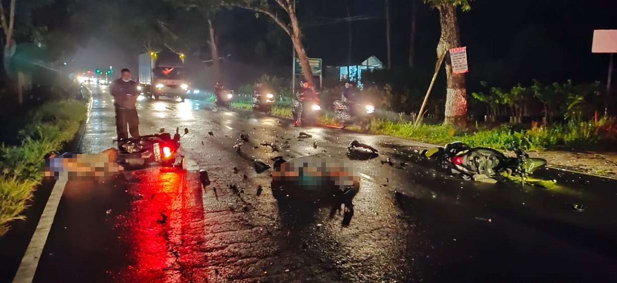 TERGELETAK. Korban kecelakaan di Sempu Tempuran Magelang tergeletak di jalan raya. (foto: ist)
