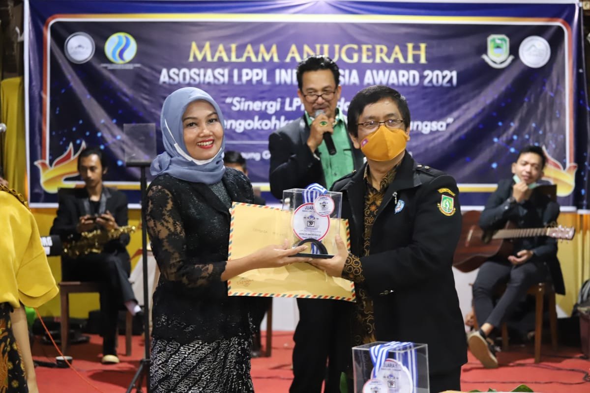 Plt Dirut LPPL Radio Publik Irama FM Kabupaten Purworejo Ulik Sri Widiatmi SSos MAP saat menerima penghargaan sebagai Bintang Radio Indonesia Terbaik Wanita.