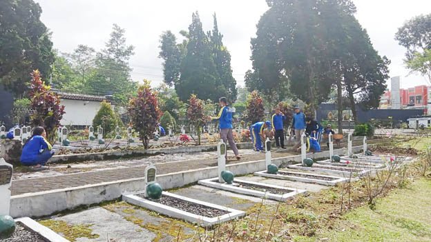 Taruna Siaga Bencana (Tagana) Kabupaten Wonosobo gelar ziarah dan bersih makam pahlawan.