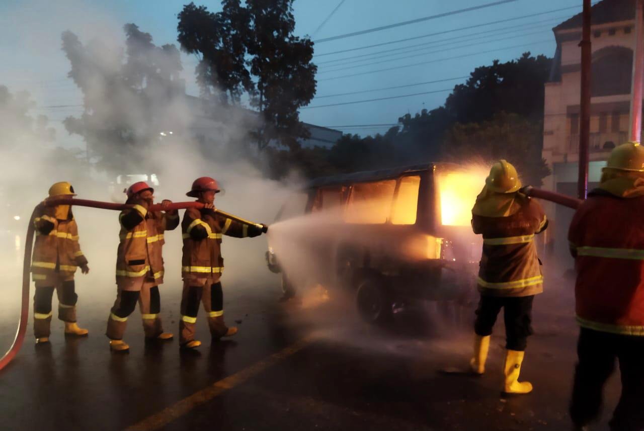 Mobil Angkot Hangus Terbakar di Kota Magelang
