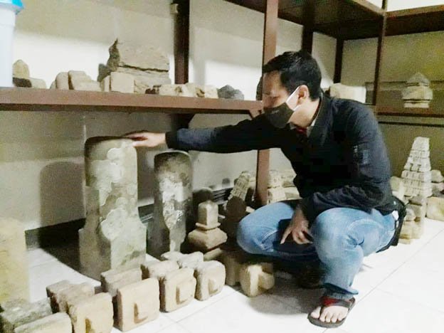 Tim Ahli Cagar Budaya Disparbud Wonosobo menunjukkan sejumlah ODCB asal makam stanagede yang disimpan di Kantor Disparbud.