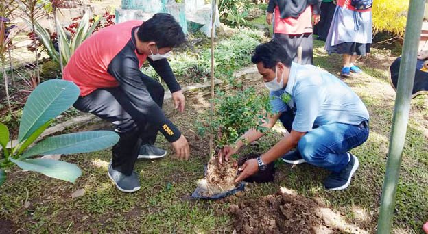 Kepala Sekolah SMPN 11 Kota Magelang melakukan penanaman pohon di sekolah