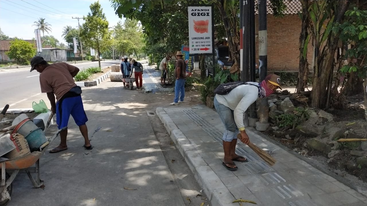 Para pekerja program Kawasan Setrategis Pariwisata Nasional (KSPN) Borobudur, terlihat melakukan finishing trotoar dan jalur lambat di ruas jalan Blondo - Mendut.