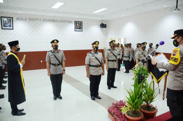 Kapolres Wonosobo, AKBP Ganang Nugroho Widhi, memimpin upacara serah terima jabatan Wakapolres dan Kasat Lantas pada Rabu (7/4).