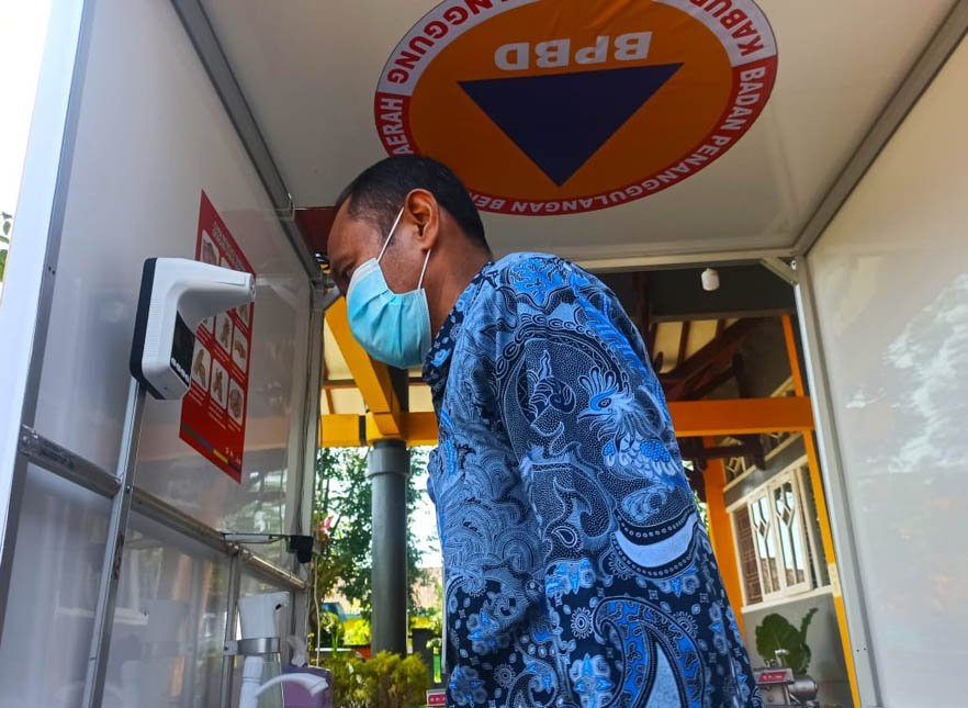 SI PROKES. Kepala BPBD Temanggung Dwi Sukarmei mencoba Si Prokes alat baru di kantor BPBD setempat, Kamis (29/4). ( foto:setyo wuwuh/temanggung ekspres )