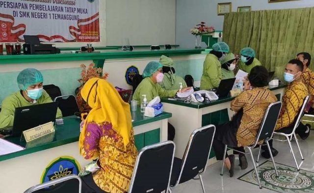Para guru dan tenaga pendidikan di SMKN 1 Temanggung menjalani vaksinasi COVID-19 menjelang pelaksanaan simulasi pembelajaran tatap muka di sekolah.