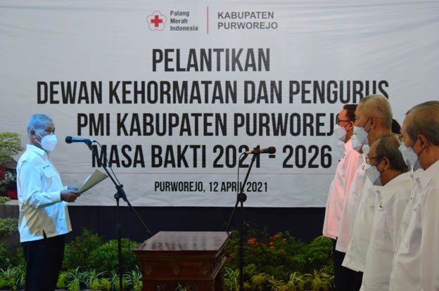 Dewan Kehormatan dan Pengurus PMI Kabupaten Purworejo Masa Bakti 2021-2026 dilantik Ketua PMI Jawa Tengah di Pendopo Kabupaten Purworejo, senin (12/04/21)