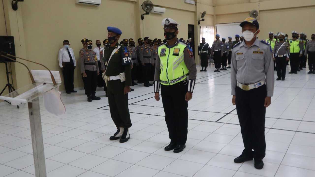 Sejumlah personel perwakilan unsur Satlantas, Dinhub, dan TNI mengikuti Apel Gelar Pasukan Operasi Keselamatan Candi 2021 di Auditorium Polres Purworejo