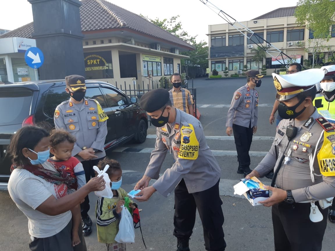 Kapolres Purworejo bersama sejumlah pejabat utama Polres membagikan takjil kepada para pengendara yang melintas di ruas jalan depan Polres Purworejo, kemarin.( Foto: eko )