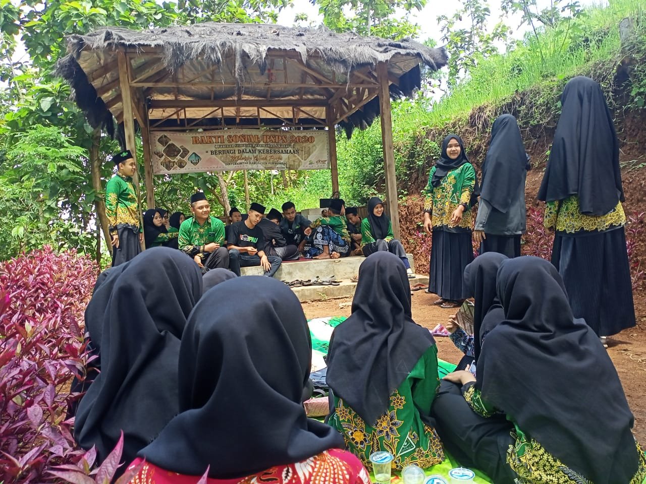 Pengurus PAC IPNU IPPNU Kecamatan Kemiri saat melaksanakan kegiatan Makrab di obyek wisata alam Si Tlerep Desa Kedungpomahan Wetan.