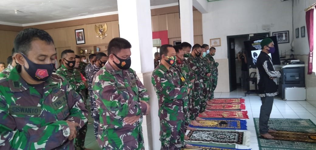 DOA BERSAMA - Kodim 0715 Kendal bersama anggota TNI AL melakukan salat ghaib dan tahlil untuk 53 anggota TNI AL yang gugur dalam musibah tenggelamnya KRI Nanggala 402 di laut Bali.(NUR KHOLID MS)