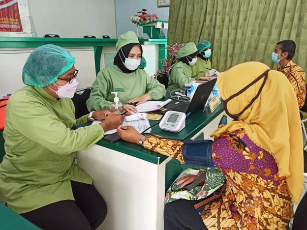 Sejumlah guru sedang diperiksa kesehatannya sebelum menjalani vaksinasi Covid-19 di SMK N 1 Temanggung.