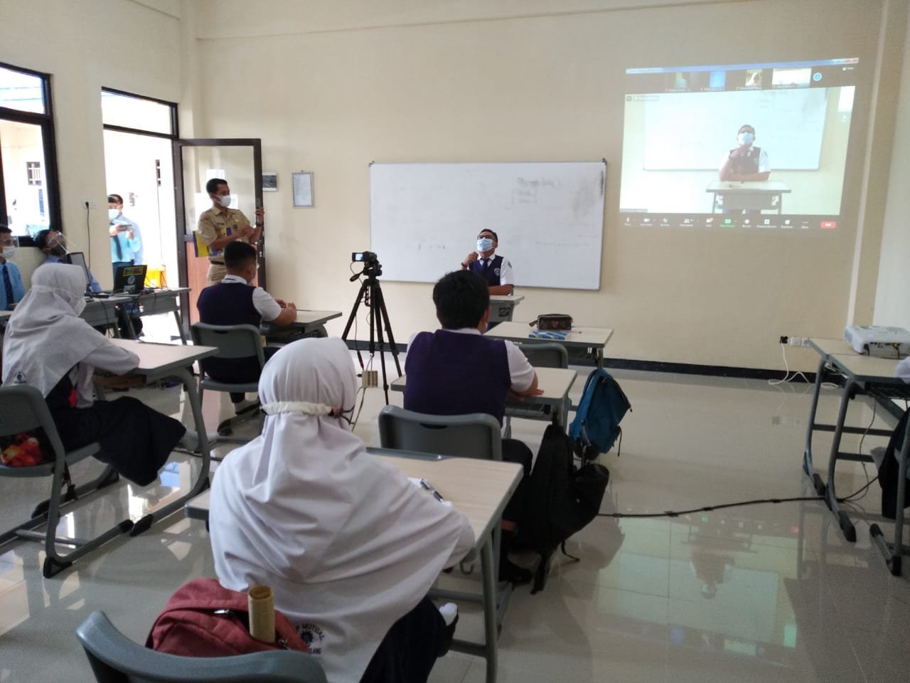 Pembelajaran tatap muka juga di siarkan secara langsung melalui zoometting di SMP Mutual 1 Kota Magelang,