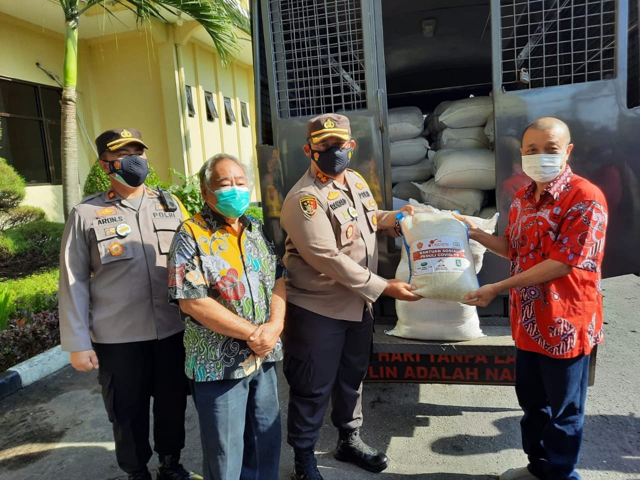 Bhakti Sosial Sumbangan Beras Dan Masker, Polres Magelang sinergi dengan Panitia Imlek Nasional, Rabu(31/3/2021).