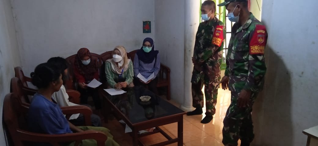 TRACING. Tim Satgas Covid Kecamatan Sukoharjo melakukan tracing terhadap kontak erat pasien covid 19 asal Dusun Jlegong Sukoharjo