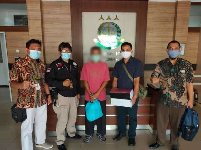 PENYERAHAN. Penyerahan tersangka tindak pidana perpajakan ke Kejaksaan Negeri Semarang pada (Kamis, 15/4). Foto jateng pos