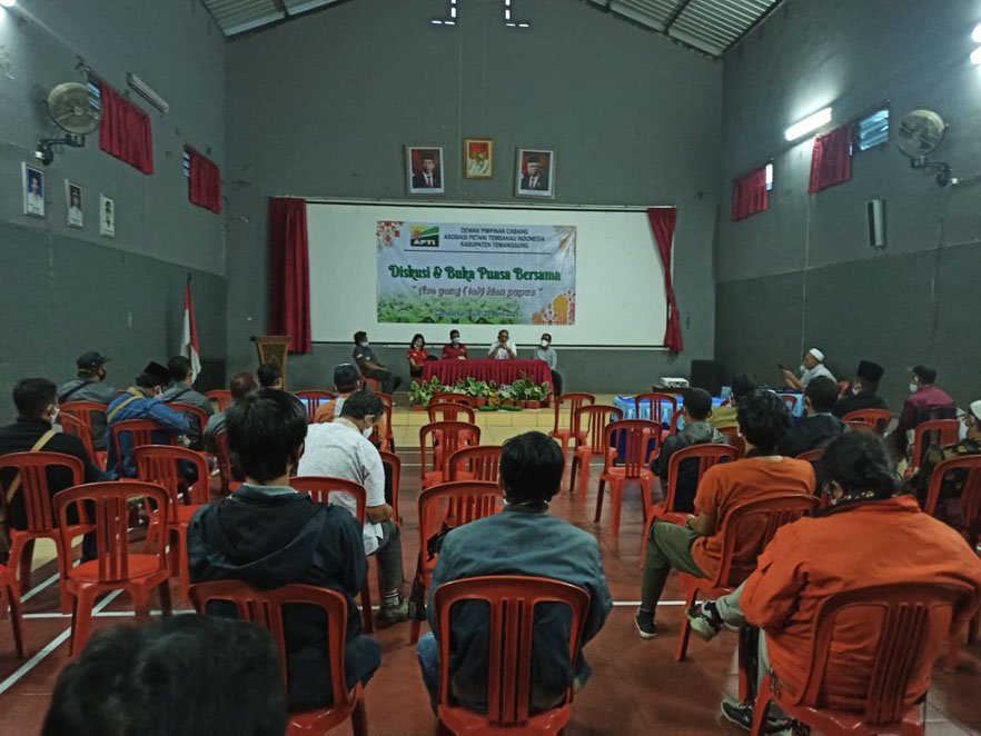 SERIUS. Sejumlah anggota APTI Temanggung serius mengikuti diskusi di Balai Desa Campursari Kecamatan Bulu, Kamis (29/4). ( Foto:setyo wuwuh/Temanggung ekspres )