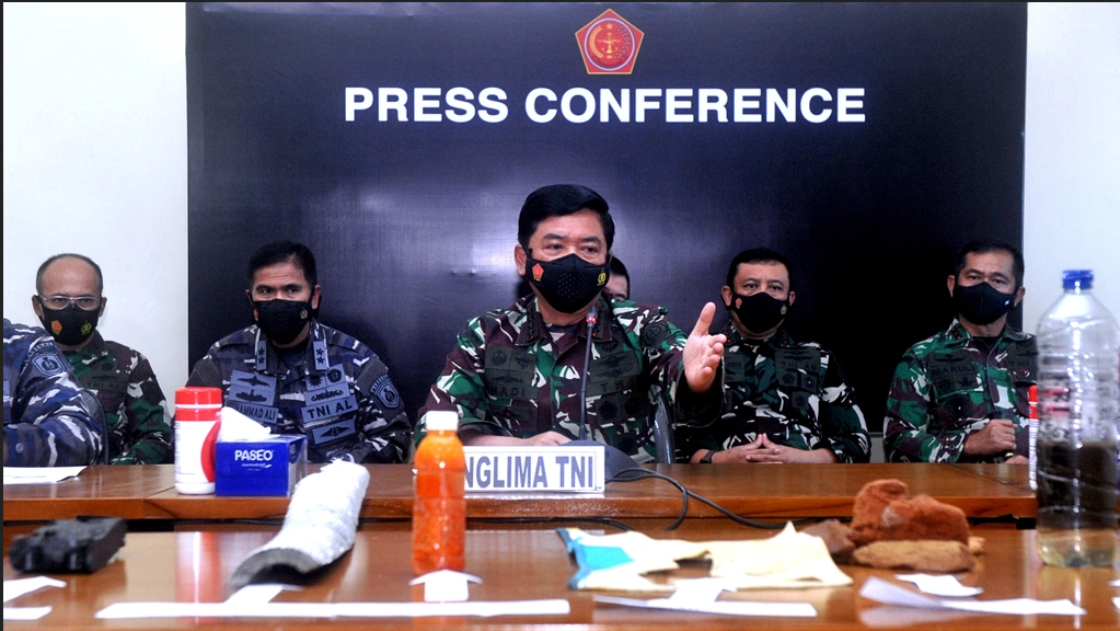 Panglima TNI Marsekal Hadi Tjahjanto dalam jumpa pers di Base Ops Lanud Ngurah Rai, Bali, Minggu (25/4).