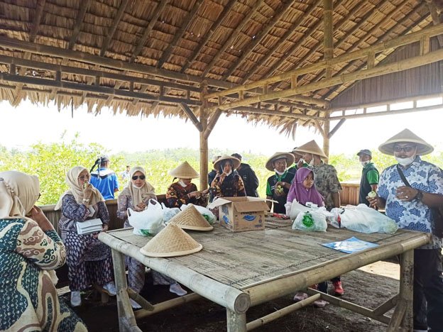 TP PKK dari Provinsi Sumatera Utara saat berkunjung ke Wisata Jambu Kebun Jambu Kristal Tanwiji di Desa Munggangsari Grabag.