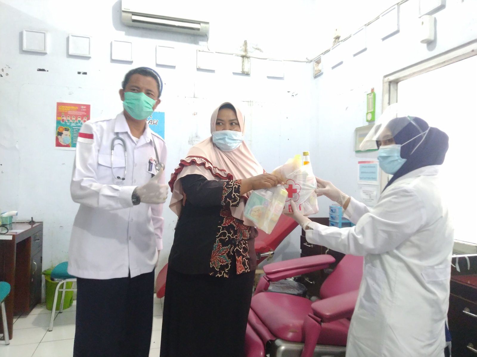 Palang Merah Indonesia (PMI) Cabang Kendal memberikan paket sembako dan sajadah bagi pendonor darah di bulan Ramadan.