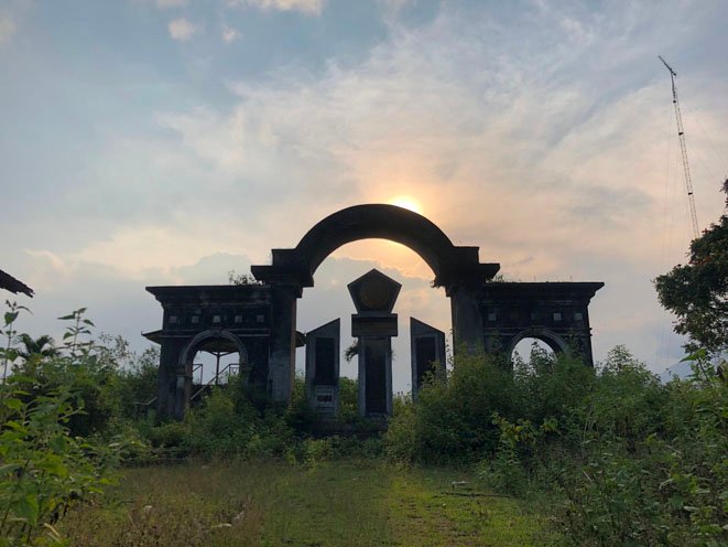 MONUMEN. Saksi sejarah, monumen UGM Cabang Magelang yang terletak beberapa meter dari Gedung Bakorwil II Kedu-Surakarta kondisinya tak terawat, ditumbuhi semak belukar dan rumput liar. ( foto : wiwid arif/magelang ekspres )