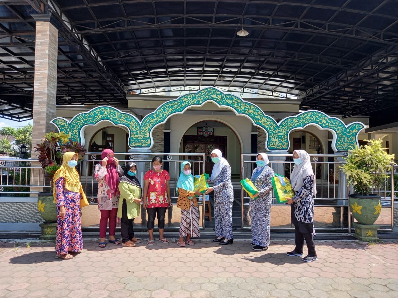 BERBAGI. Bidan-bidan yang tergabung dalam IBI membagikan paket sembako kepada warga di 17 kelurahan di Kota Magelang. (Photo ist)
