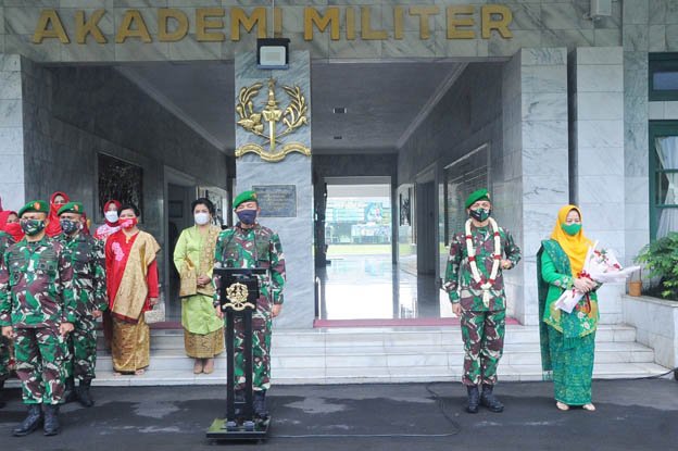 Mayjend TNI Totok Imam Santoso memberikan penyambutan kepada Gubernur Akademi Militer yang baru, Brigjend TNI Candra Wijaya,