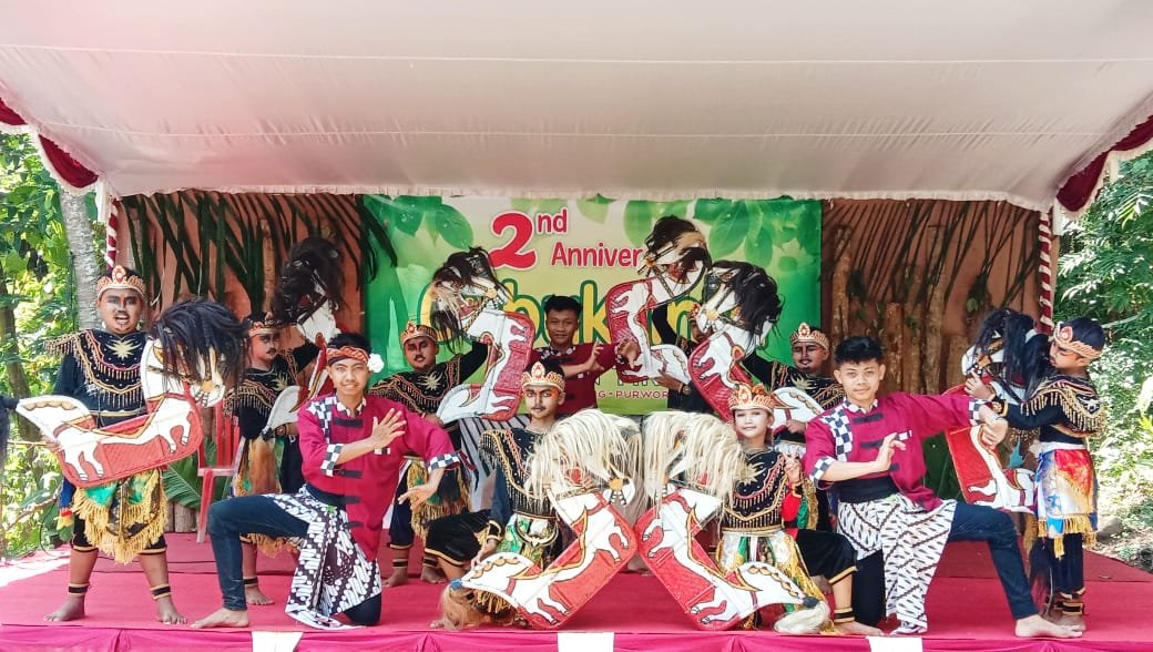 Anak-anak Gubuk Ilmu tampil kreatif dalam acara pentas seni Anniversary 2 Tahun Gubuk Ilmu di Dusun Tirip Desa Rendeng Kecamatan Gebang