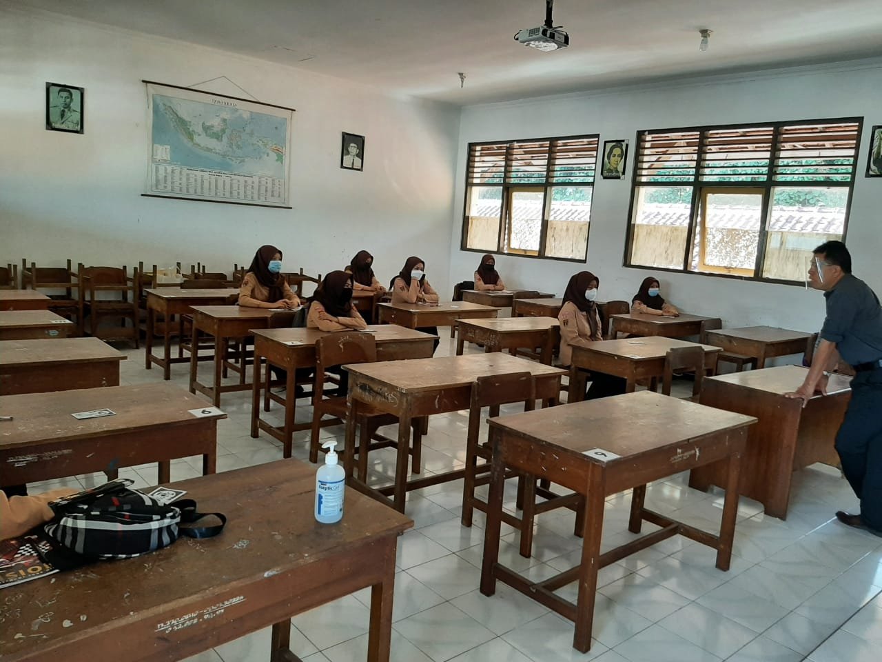 MENGAJAR. Ketua KPU Kota Magelang, Basmar P Amron sedang mengajar di kelas X Boga 3 di ruang B.3.5 SMKN 3 Magelang