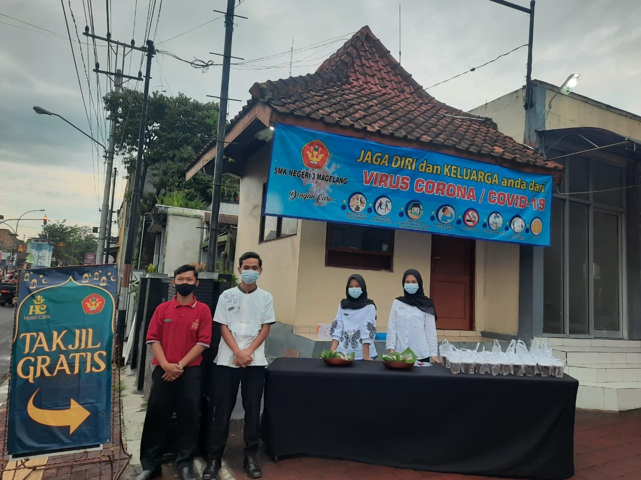 Para siswa PKL Kelqs XI Kompetensi Keahlian Perhotelan (Eduhotel Citra) SMK Negeri 3 Magelang saat membagikan takjil kepada warga sekitar maupun para pengendara kendaraan yang lewat di depan hotel.