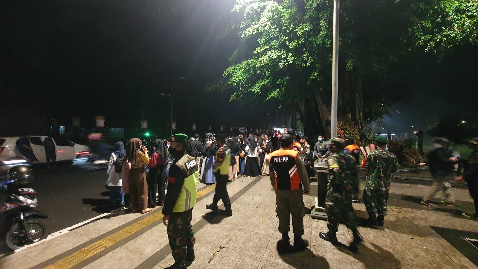 BUBARKAN. Tim Satgas Covid Kabupaten Wonosobo membubarkan kerumunan di Alun-alun Wonosobo pada Rabu malam (5/5).