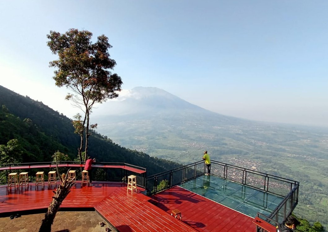 SPOT. Awang-Awang Gunung Telomoyo menyediakan fasilitas spot swa foto dengan teras kaca.