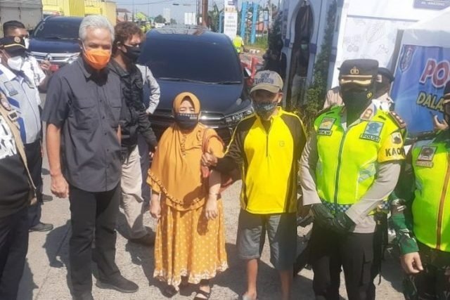 MENGECEK. Gubernur Jawa Tengah Ganjar Pranowo mengecek pintu penyekatan pemudik di Terminal Tegal, Jateng,Minggu (9/5).