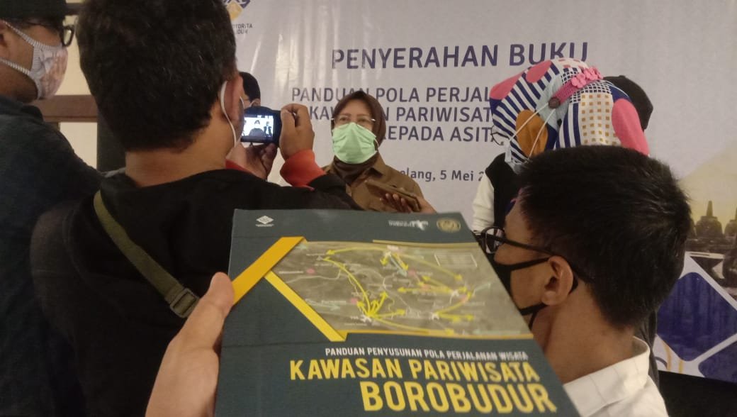 BUKU. Direktur Utama BOB, Indah Juanita, dalam kegiatan penyerahan buku panduan pola perjalanan wisata di Kawasan Pariwisata Borobudur.