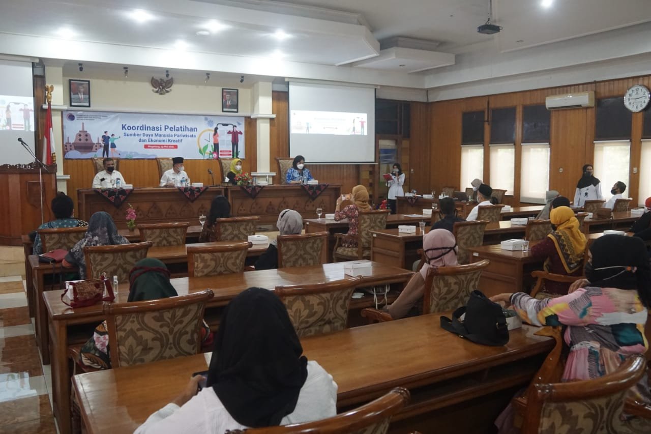 PELATIHAN. Koordinasi pelatihan sumber daya manusia dan ekonomi kreatif guna pengembangan DPSP Candi Borobudur.