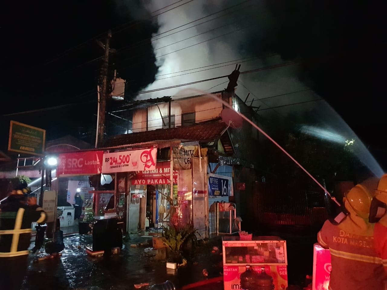 2 Orang Dievakuasi ke Rumah Sakit Akibat Kebakaran Ruko di Banjarnegoro
