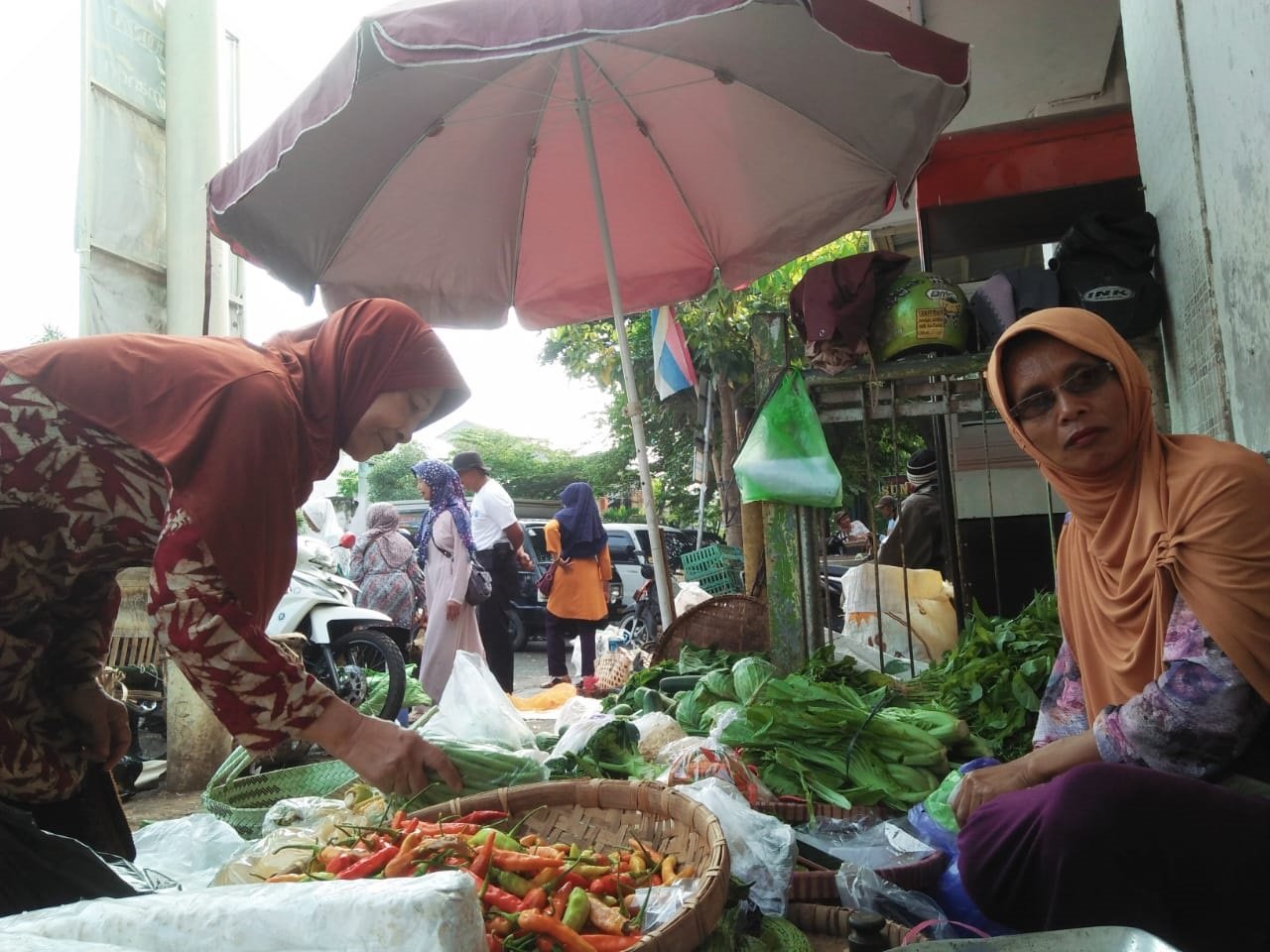 MELAYANI. Salah satu pedagang sayur di Pasar Kliwon Rejo Amertani Temanggung sedang melayani pembeli. (foto:setyo wuwuh/temanggung ekspres)