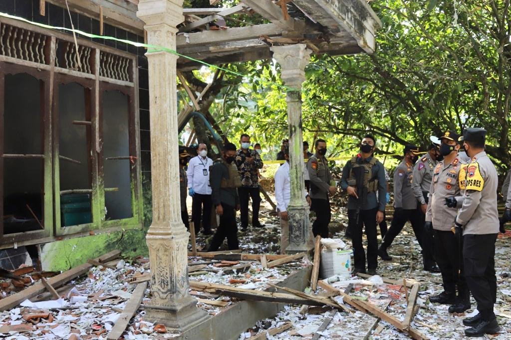 DITANGANI POLDA JATENG , Kasus Ledakan Mercon Maut yang terjadi di Desa Ngabean Kecamatan Mirit, Kabupaten Kebumen yang menewaskan 4 orang dan 4 lainnya luka-luka. Jumat (14/05/2021).