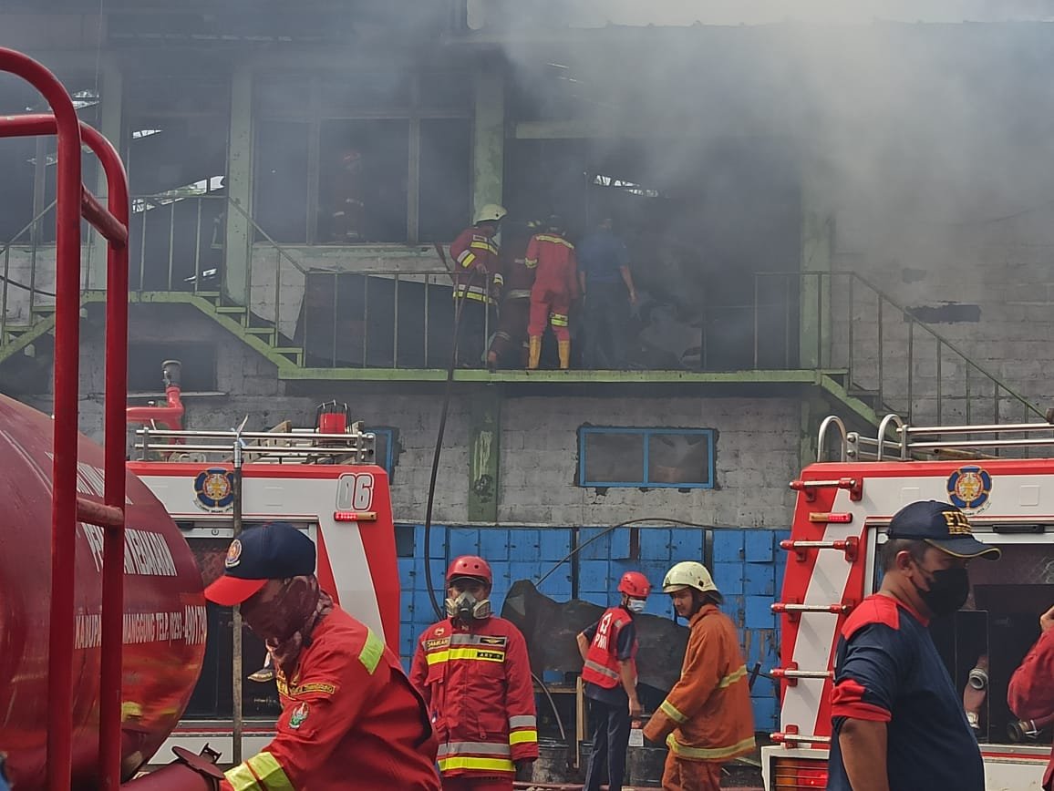 PADAMKAN. Puluhan petugas damkar berjibaku memadamkan kobaran api di PT Kayu Lima Utama di jalan raya Kranggan, Pringsurat, Temanggung Selasa kemarin. (Foto:setyo wuwuh/temanggung ekspres)