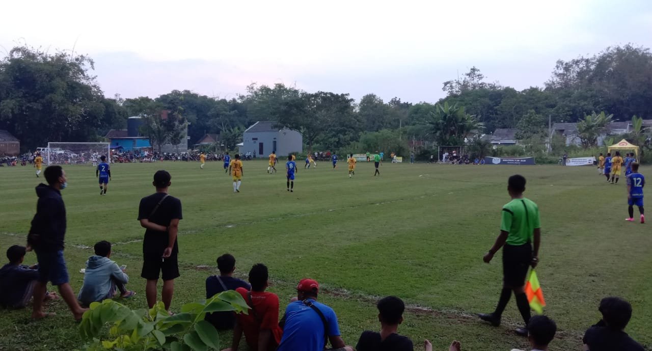 LAPANGAN. Dua tim sepak bola bertanding dalam event turnamen bola Sepekan Ramadhan di Lapangan Sukojoyo Desa Sukorejo.