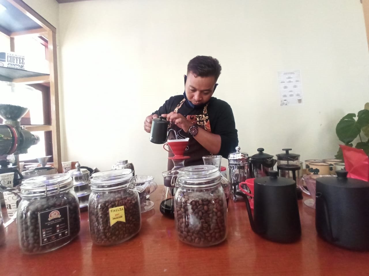 SEDUH. Salah satu pelaku UMKM di Temanggung sedang menyeduh kopi. (Foto:setyo wuwuh/Temanggung ekspres)